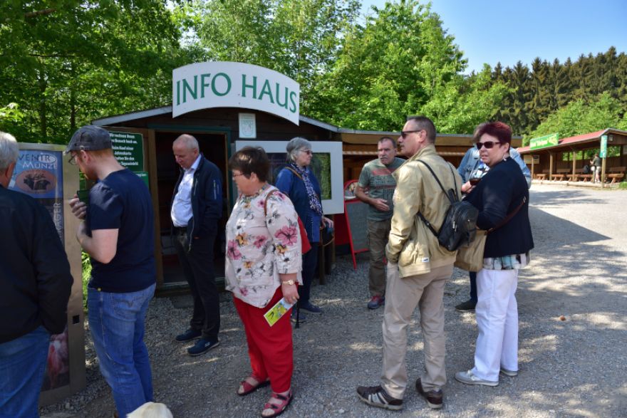 Besucherinnen und Besucher im Wildpark Hellenthal