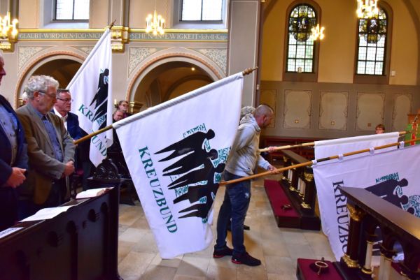 Der Kreuzbund zeigt Flagge - Bannerträger im Gottesdienst der 50-Jahr-Feier