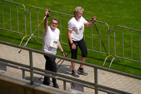 zwei Walker vom Kreuzbund beim actimonda Tivoli-Lauf